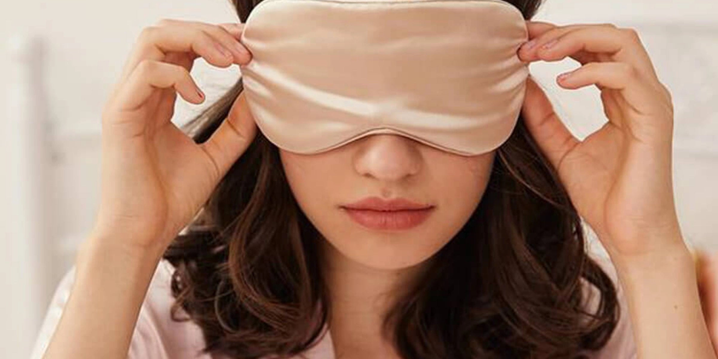 How Wearing a Silk Eye Mask Can Help You Fall Asleep Faster - promeedsilk